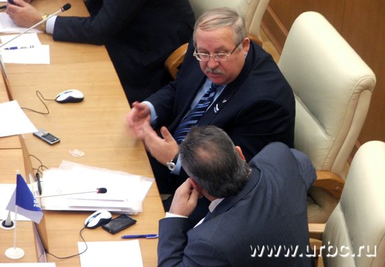 Вопросы последней повестки депутаты предпочли обсуждать  друг с другом