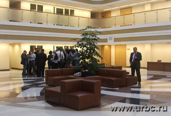 Непривычную пустоту во время перерыва заполняла массовка журналистов