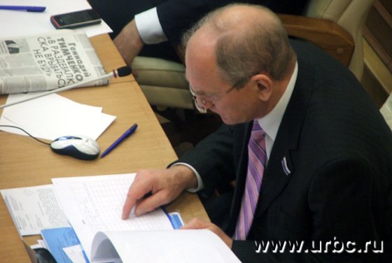 Только ветеран законодательной власти Николай Воронин старательно изучал документы