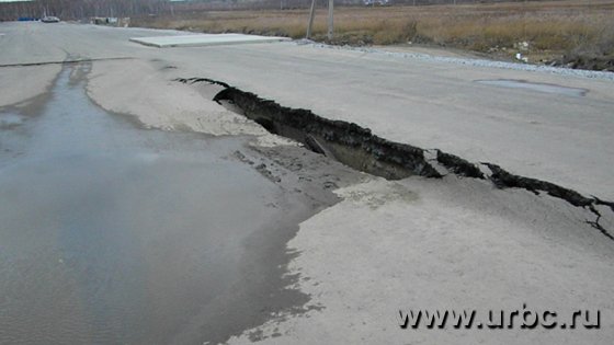 В том, что на дорогах появились провалы, Максимов винит строителей, однако считает, что это еще не повод не давать им заказы
