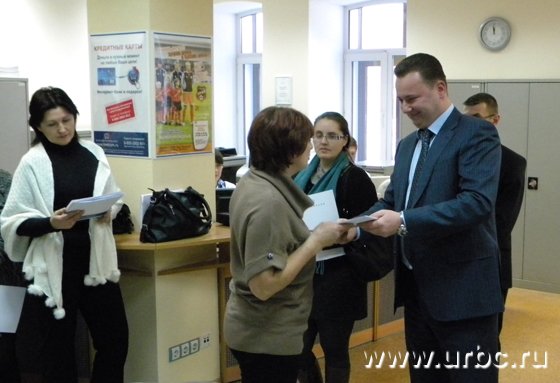 Всем девятнадцати заемщикам были переданы заверенные копии решения совета директоров банка, а также гарантийные письма банка с обязательствами не предъявлять исполнительные документы Всем девятнадцати заемщикам были переданы заверенные копии решения совета директоров банка, а также гарантийные письма банка с обязательствами не предъявлять исполнительные документы