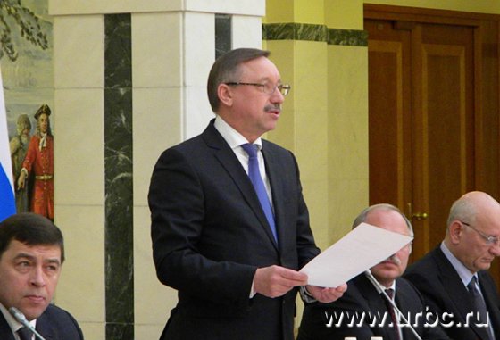 Заместитель Владислава Суркова Александр Беглов зачитывает послание президента Заместитель Владислава Суркова Александр Беглов зачитывает послание президента