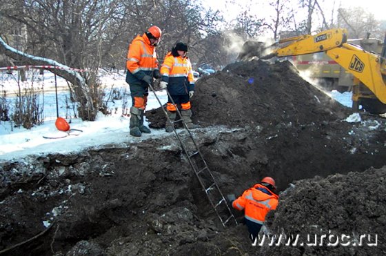 Трубы на этом участке пролегают на минимальной глубине — 2 м, да и земля успела промерзнуть только на 30 см. К марту слой промерзшей земли достигнет 2 м Трубы на этом участке пролегают на минимальной глубине — 2 м, да и земля успела промерзнуть только на 30 см. К марту слой промерзшей земли достигнет 2 м