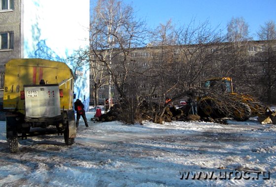 Проведение раскопок должно быть согласовано в 16 инстанциях. На показательном вызове рабочим повезло: не было необходимости перекрывать проезжую часть и, соответственно, уведомлять ГИБДД Проведение раскопок должно быть согласовано в 16 инстанциях. На показательном вызове рабочим повезло: не было необходимости перекрывать проезжую часть и, соответственно, уведомлять ГИБДД