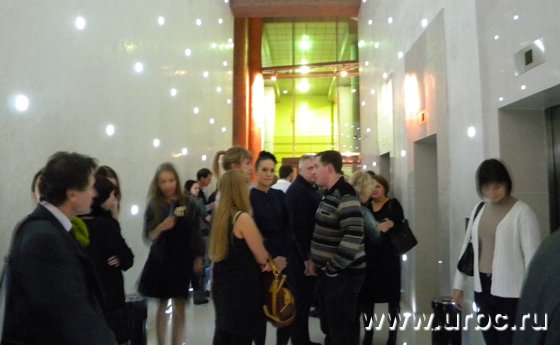 У лифта постоянно скапливалась масса людей