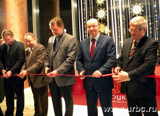 Пока губернатор Александр Мишарин перерезал ленточку «Высоцкого», в соседнем «Антее» Андрея Гавриловского силовики штурмом брали очередное подпольное казино