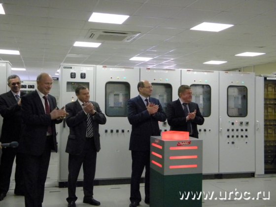 Высокие гости нажатием специальной кнопки осуществили запуск подстанции