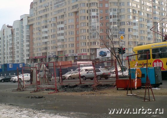 На пересечении с Шейнкмана вырыли яму, но к работам пока не приступили