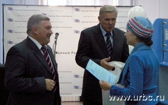 Владимир Пустовалов и Евгений Диомидов вручили подарки многодетным семьям Владимир Пустовалов и Евгений Диомидов вручили подарки многодетным семьям