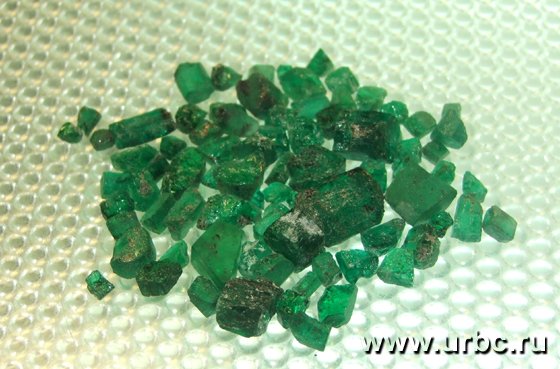 В цветности изумрудов есть 27 оттенков, самыми дорогими считаются наиболее темные и  прозрачные