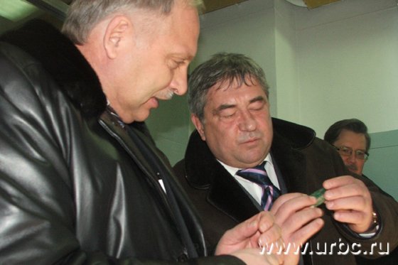 В первый же день работы в новой должности — и.о. губернатора Свердловской области — Анатолию Гредину довелось подержать в руках драгоценные камни