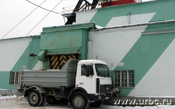 После  погрузки  первой символической порции горной породы Анатолий Гредин уехал и спускаться в шахту не стал