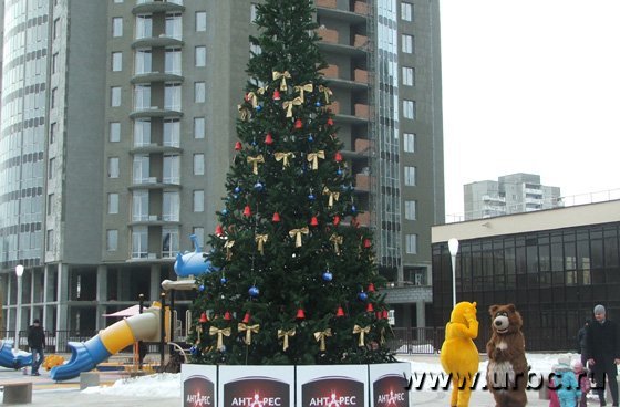 Летом в центре двора, там, где сейчас установлена елка, вновь заработают 3 фонтана с цветомузыкой