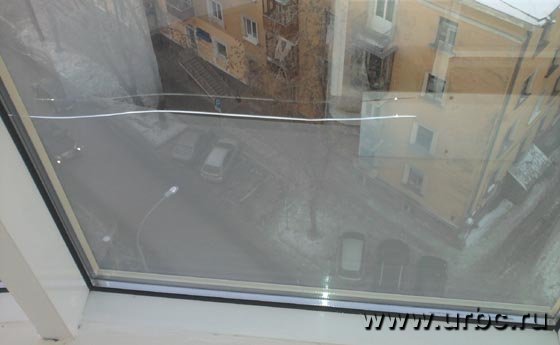 Трещины в стеклах считаются уже обыденными для новых объектов