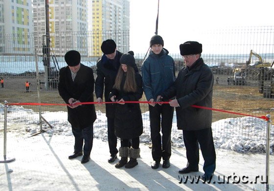 После перерезания красной ленты строительная техника начала работу