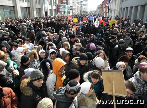 «Город устал от хлама!»: тысячи жителей Екатеринбурга вышли на митинг за реконструкцию «Пассажа»