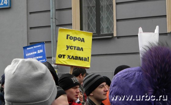 «Город устал от хлама!»: тысячи жителей Екатеринбурга вышли на митинг за реконструкцию «Пассажа»