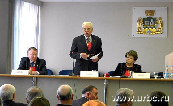 Александр Татаркин зачитывает проект решения