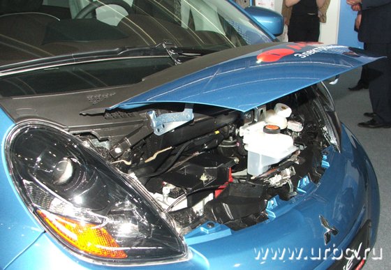 Под капотом все просто: небольшой аккумулятор, техническая и тормозная жидкость