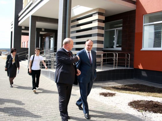 Совещание проходило в современной библиотеке школы района Совещание проходило в современной библиотеке школы района