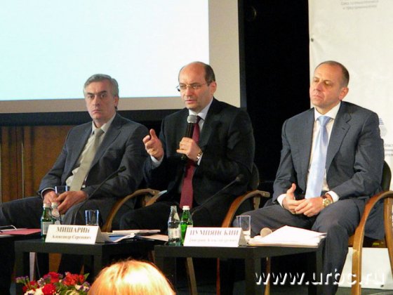 Яков Силин, Александр Мишарин и Дмитрий Пумпянский с собравшимися промышленниками и предпринимателями общались полуофициально, сидя Яков Силин, Александр Мишарин и Дмитрий Пумпянский с собравшимися промышленниками и предпринимателями общались полуофициально, сидя