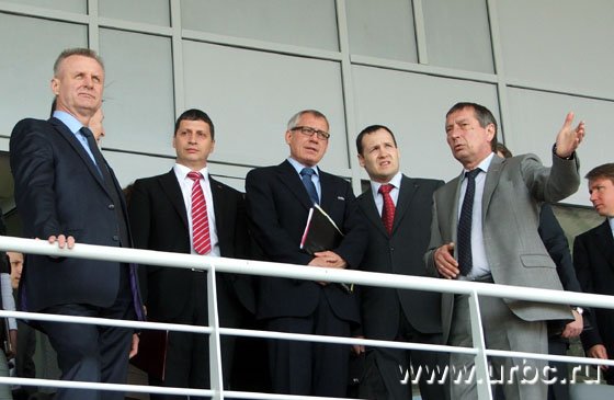 Директор стадиона Вадим Воробьев рассказывает о стадионе: 11 вип-лож, видеотабло, система видеонаблюдения Директор стадиона Вадим Воробьев рассказывает о стадионе: 11 вип-лож, видеотабло, система видеонаблюдения