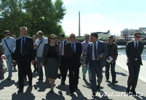 «Ступеньки тоже можно использовать как трибуны», — вскользь бросил Михаил Вяткин «Ступеньки тоже можно использовать как трибуны», — вскользь бросил Михаил Вяткин