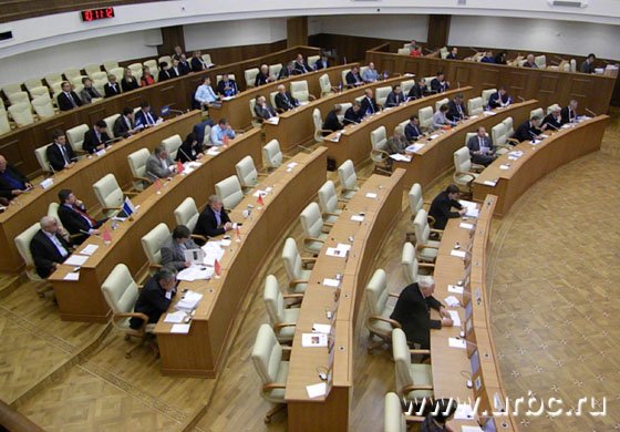 В зале заседаний было много пустых мест: фракция эсеров ушла на пикет