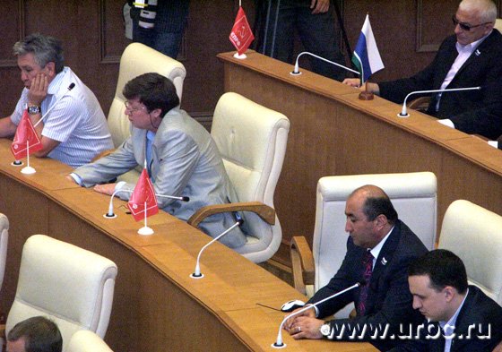 Пустое кресло Андрея Альшевских, который заявил, что он чужой на этом празднике жизни