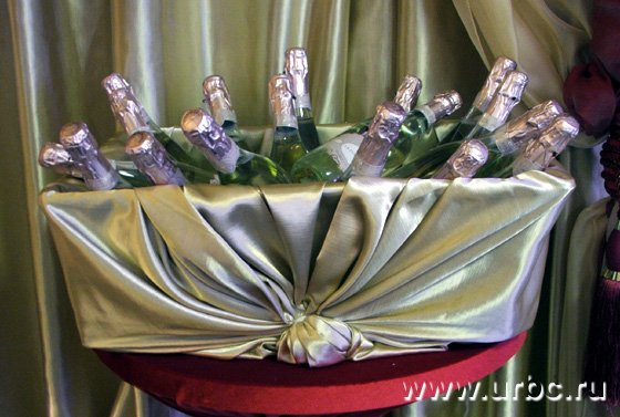 Картонная мини-ванна с шампанским, которую и получит победитель лотереи Картонная мини-ванна с шампанским, которую и получит победитель лотереи