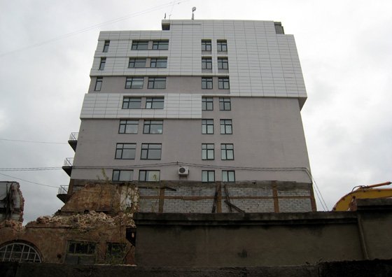 К этой стене ООО «АЛМИ» планирует пристроить свой офисный центр К этой стене ООО «АЛМИ» планирует пристроить свой офисный центр