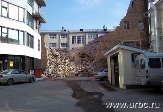 Уничтожение старого домика велось среди бела дня Уничтожение старого домика велось среди бела дня