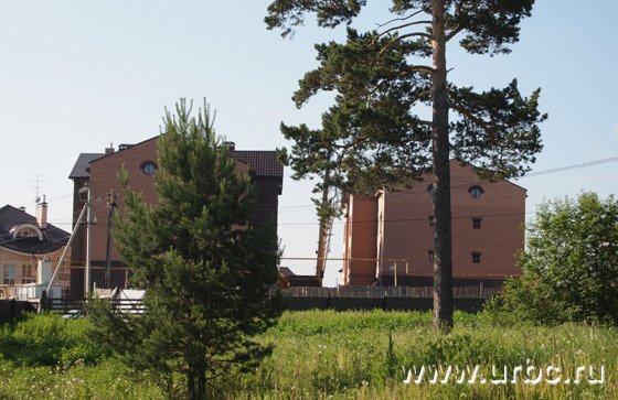 Невооруженным глазом видно, что дом заваливается на бок