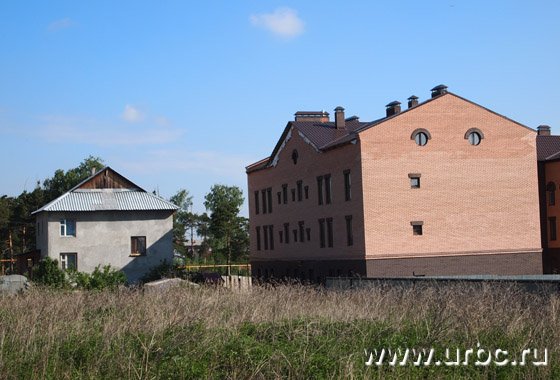 Трехэтажный дом заваливается прямо на соседний участок