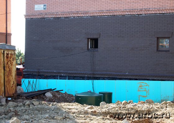 Дом накренился