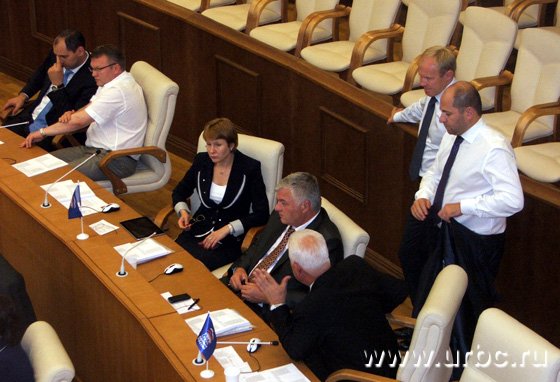 «Единая Россия» явно заскучала, осознав, что 156 поправок им придется отклонять до вечера «Единая Россия» явно заскучала, осознав, что 156 поправок им придется отклонять до вечера