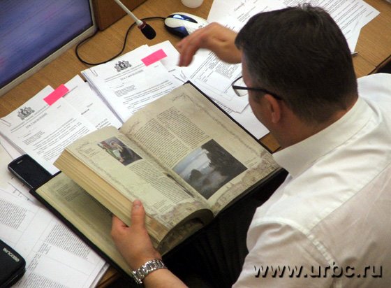 Единоросс Сергей Никонов в этот момент как раз углубился в изучение истории Единоросс Сергей Никонов в этот момент как раз углубился в изучение истории