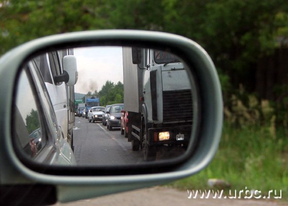 В часы пик очередь грозит обернуться настоящей пробкой В часы пик очередь грозит обернуться настоящей пробкой