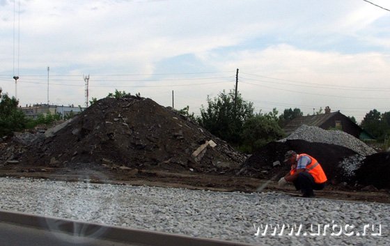 Ремонт дороги в этом месте идет уже не первый год Ремонт дороги в этом месте идет уже не первый год