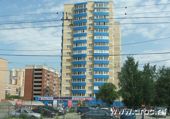 Сам дом заметно выделяется среди соседних зданий