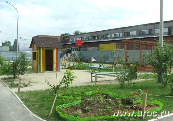 Внутри двор дома выглядит очень ухоженным