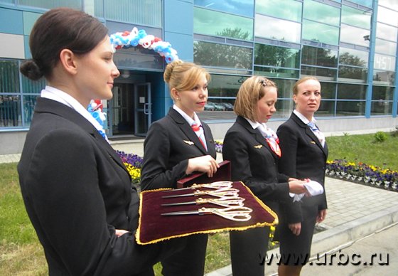 Сразу четыре пары ножниц помогли vip-гостям перерезать красную ленту Сразу четыре пары ножниц помогли vip-гостям перерезать красную ленту