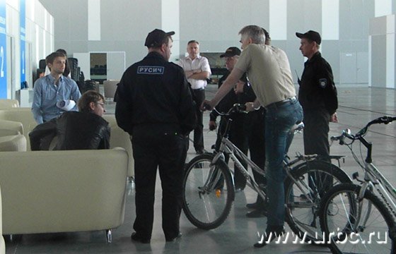 «Я всего лишь хочу получить деньги для своих рабочих», — возмущался митингующий строитель Дмитрий  — его предприятию должны 2,5 млн рублей