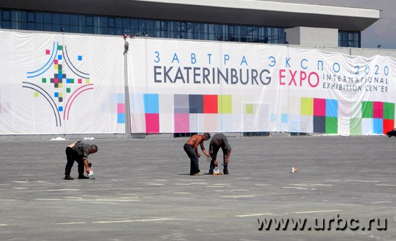 Тем временем на площадке перед выставочником идут последние приготовления