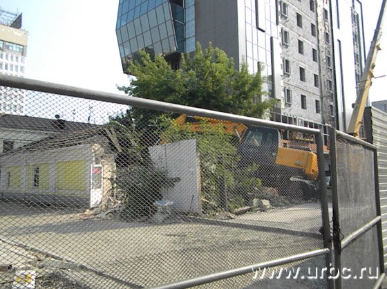 Минус один: памятники культуры в Екатеринбурге стали уничтожать в присутствии чиновников