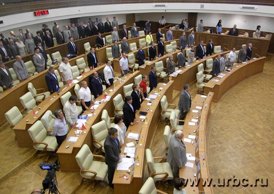 Заседание началось с минуты молчания в память о трагедии на Кубани