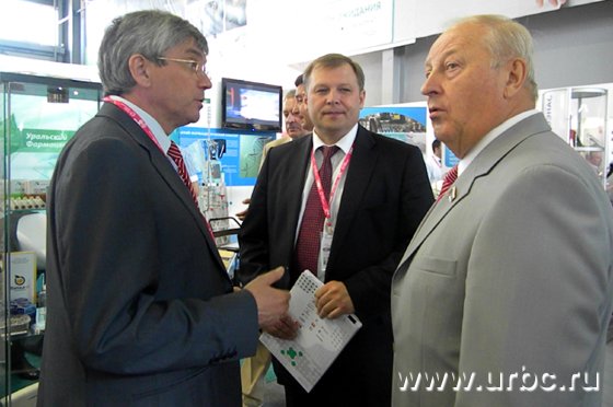 Член Совета Федерации и экс-губернатор Эдуард Россель, само собой,  расположился возле стенда Уральского фармкластера