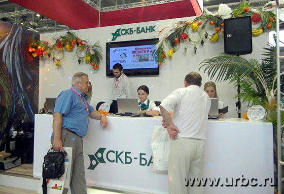 Вместе с тысячей рублей гости стенда получали перо павлина — символ легкости