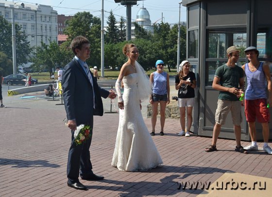 Счастливые молодожены радуются вместе с приглашенными артистами