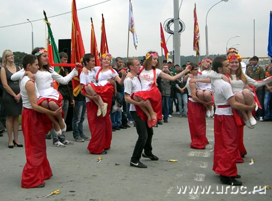 Студенты успевали не только строить...